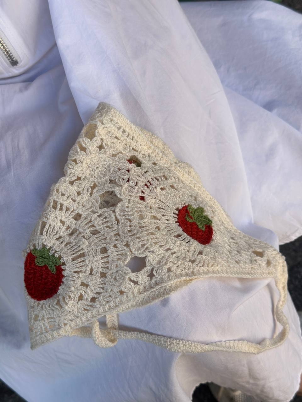 Krem Rengi Çilek Figürlü Bandana