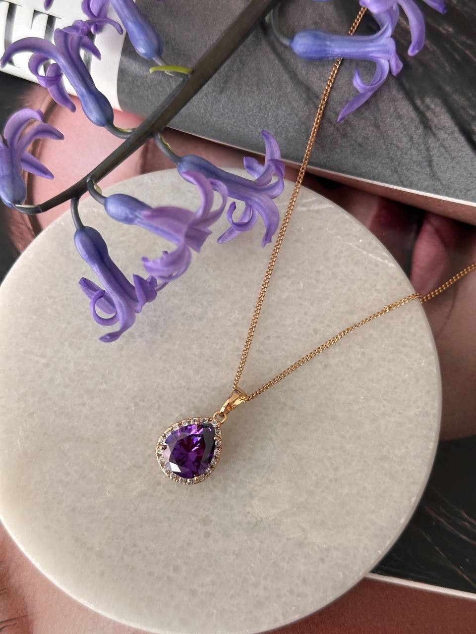 Vip Çelik Gold Renk Zirkon Beyaz ve Mor Damla Taşlı Antialerjik Kolye Uzunluk 45 cm.