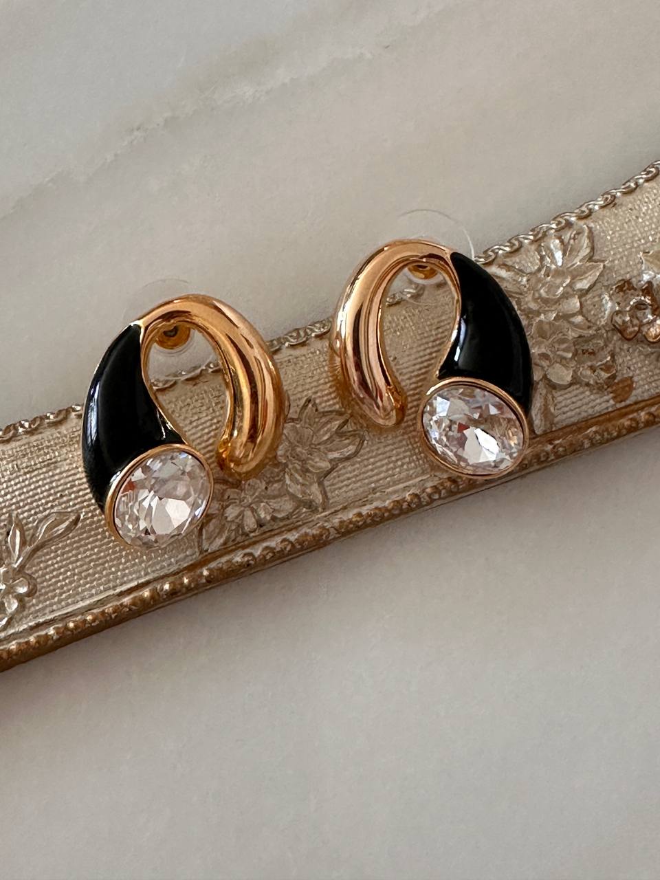 Vip Seri Gold Renk Zirkon Taşlı Siyah Mineli Rodyum Kaplama Tasarım Küpe En Boy 2,5 cm.