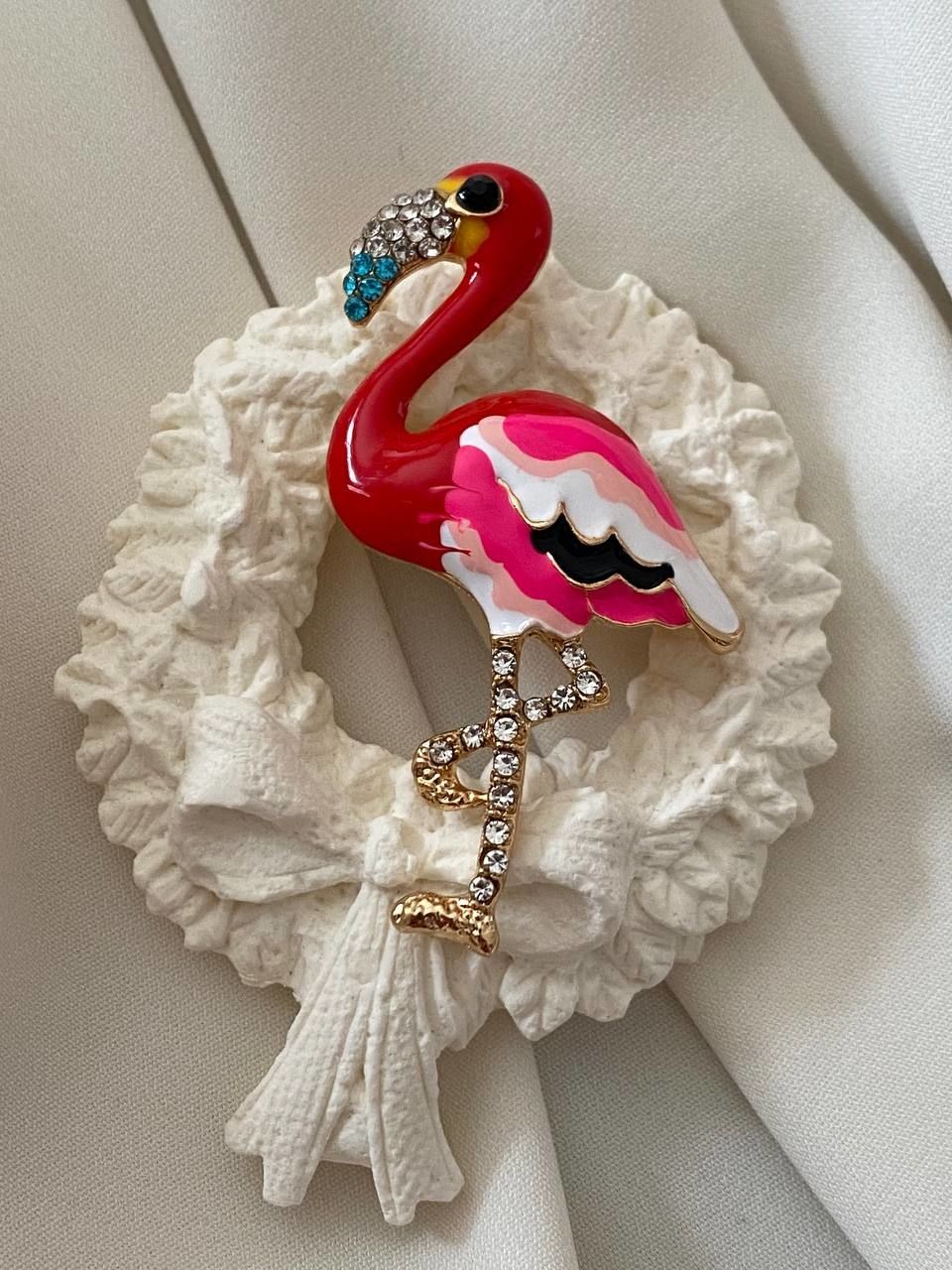 Gold Renk Kristal Taşlı Renkli Flamingo Figürlü Broş Genişlik 4 cm. Boy 5,5 cm.