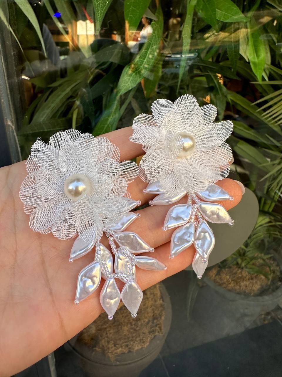 Beyaz Tül Çiçek Figürlü İnci Detaylı Sallantılı Küpe Genişlik 4 cm. Uzunluk 9 cm.