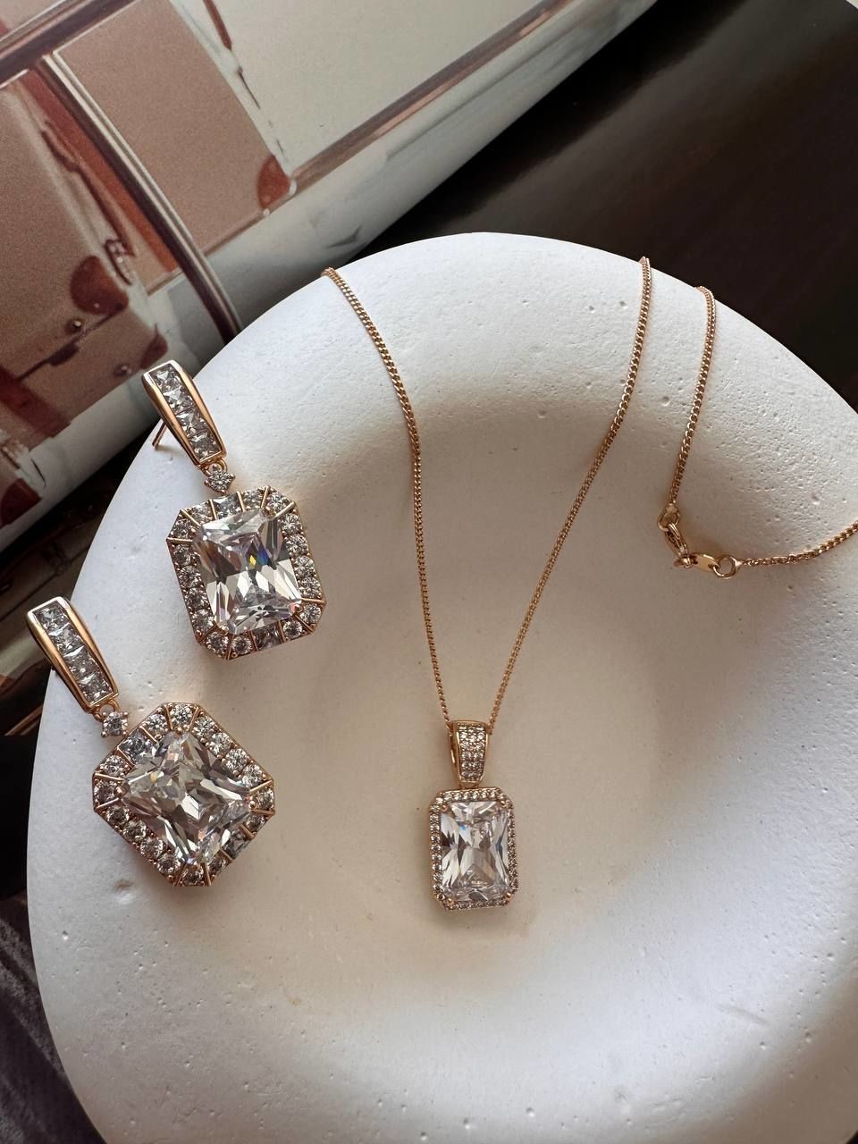 Vip Çelik Gold Renk Zirkon Baget Taş Sallantılı Antialerjik Özel Tasarım Küpe Taş Genişlik 1,5 cm. Uzunluk 3,5 cm.