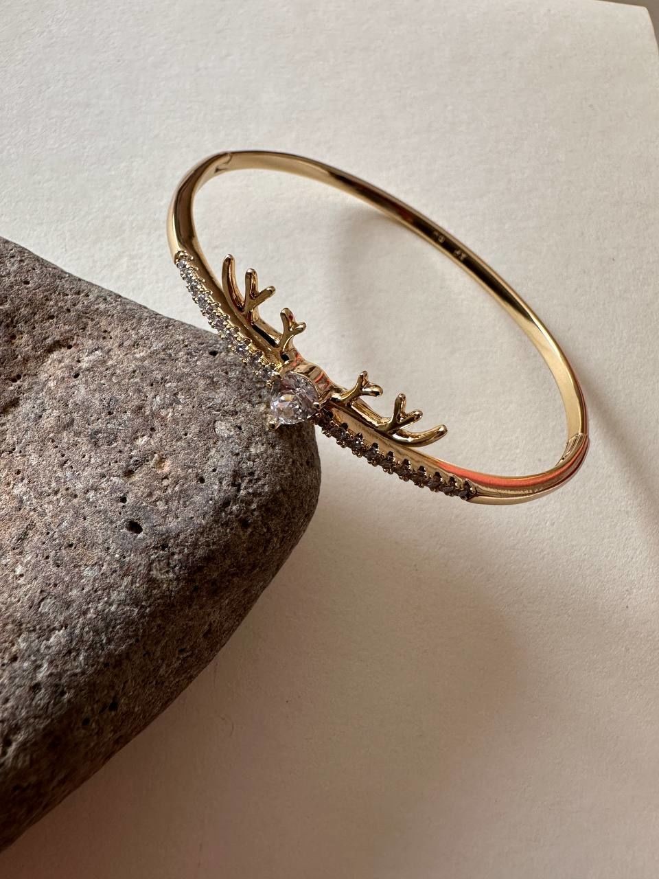 Vip Çelik 14 K Gold Renk Zirkon Damla Taş Geyik Boynuzu Detaylı Antialerjik Kelepçe Bileklik Genişlik 6 cm.