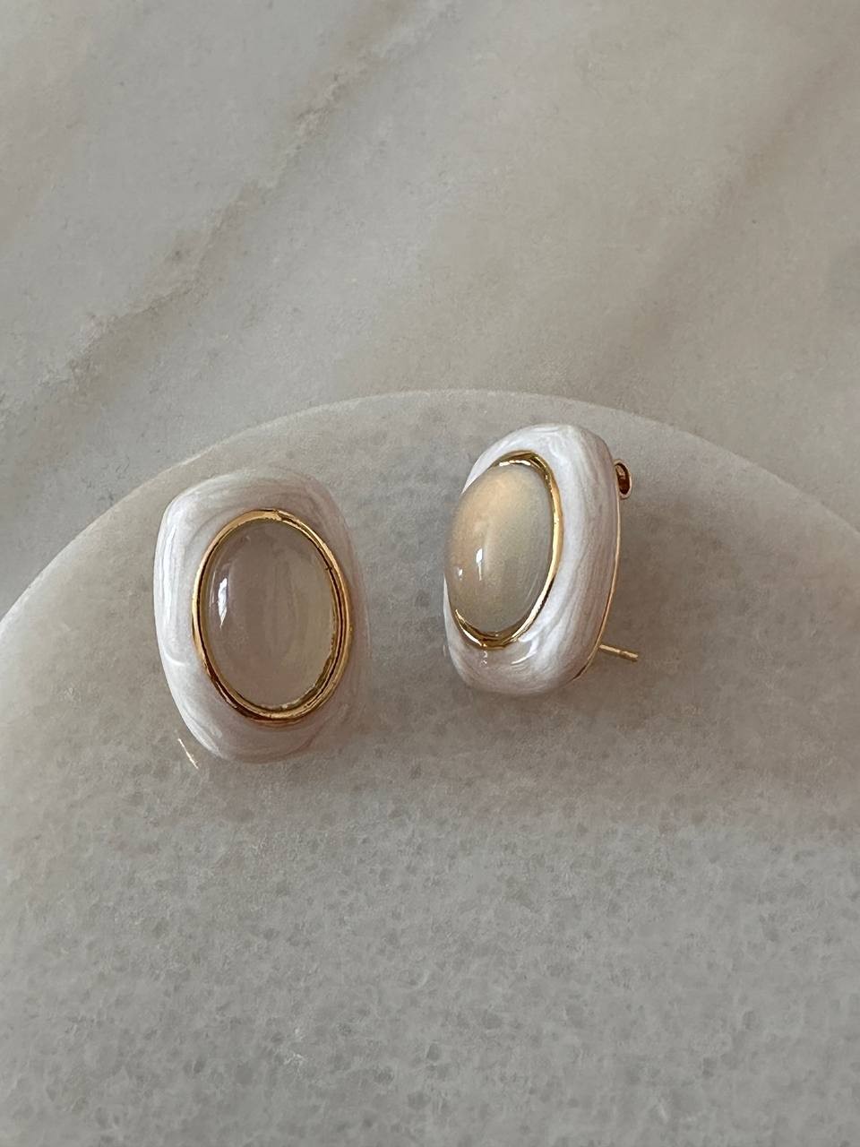 Vip Seri Gold Renk 925 K Gümüş Kaplama Kırık Beyaz ve Krem Rengi Taşlı Küpe Genişlik 1,5 cm. Uzunluk 2 cm.