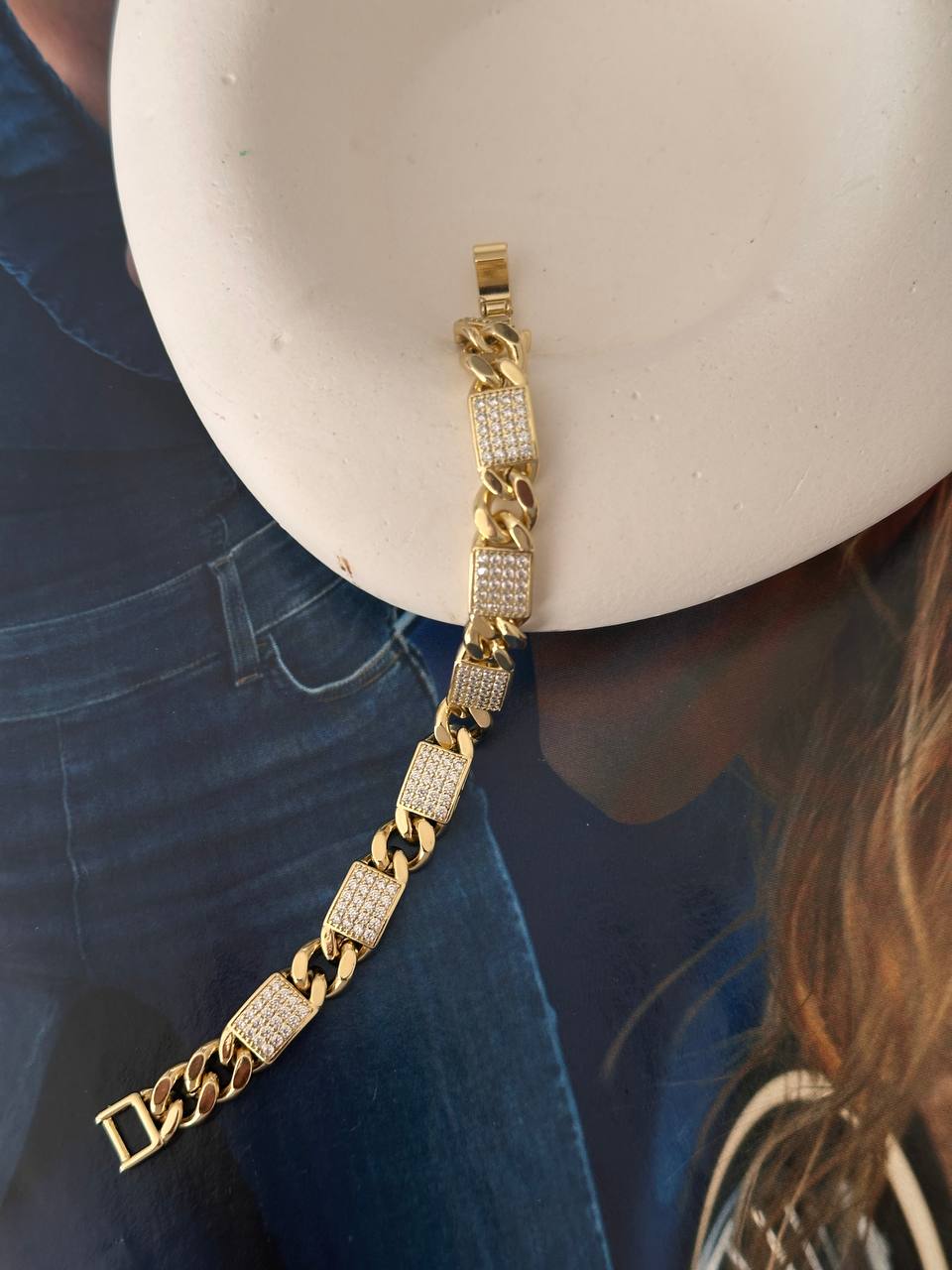 Vip Çelik Gold Renk Zirkon Taşlı Antialerjik Kalın Zincir Bileklik Uzunluk 17,5 cm. Kalınlık 1 cm.