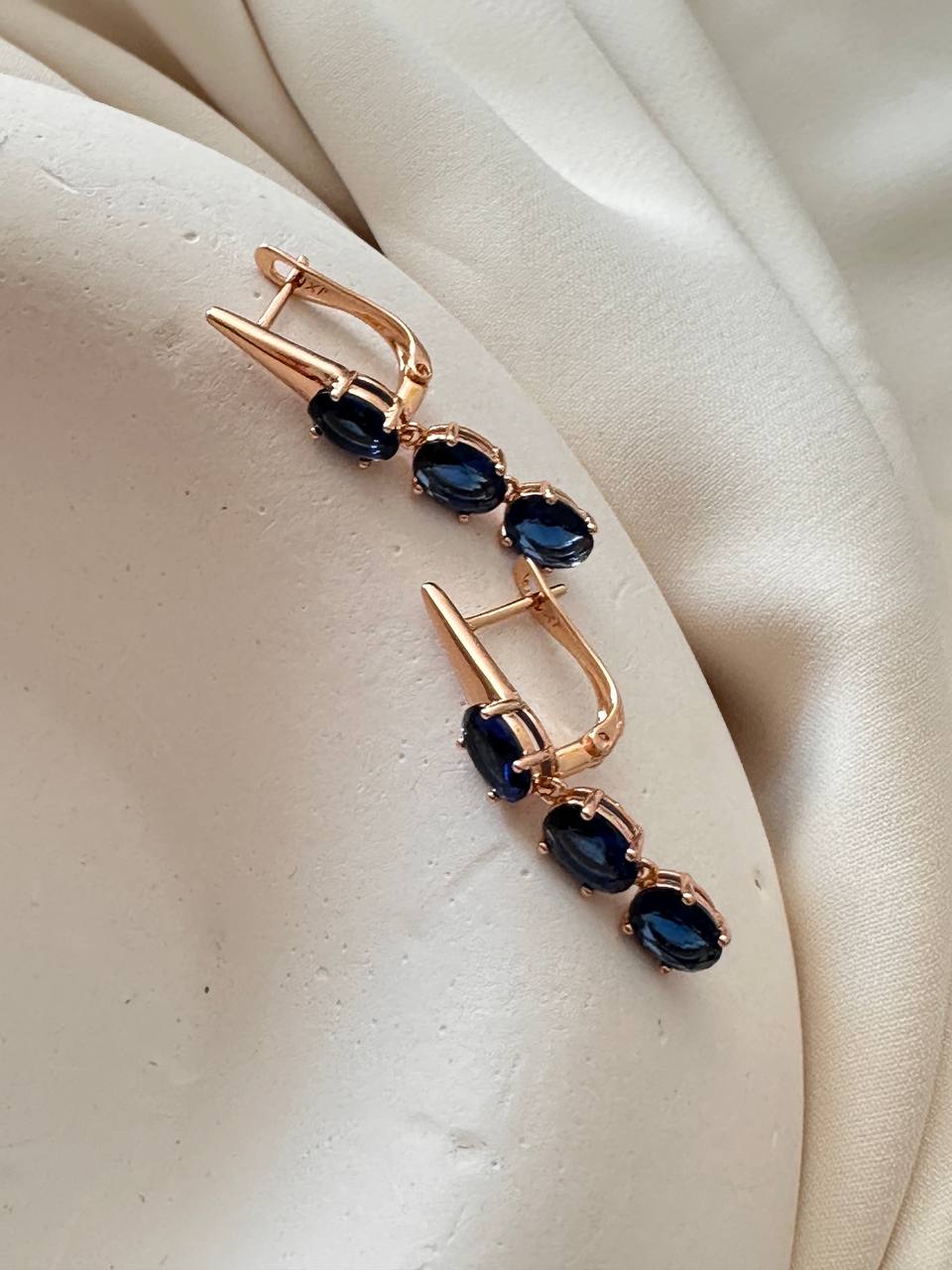 Vip Çelik Gold Renk Zirkon Parlement Mavisi Taş Sallantılı Oval Halka Küpe Genişlik 1 cm. Uzunluk 3 cm.