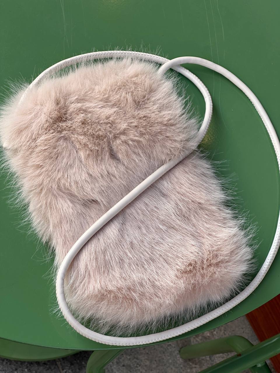 Bej Renk Suni Kürk Çanta Genişlik 17 cm. Uzunluk 25 cm.