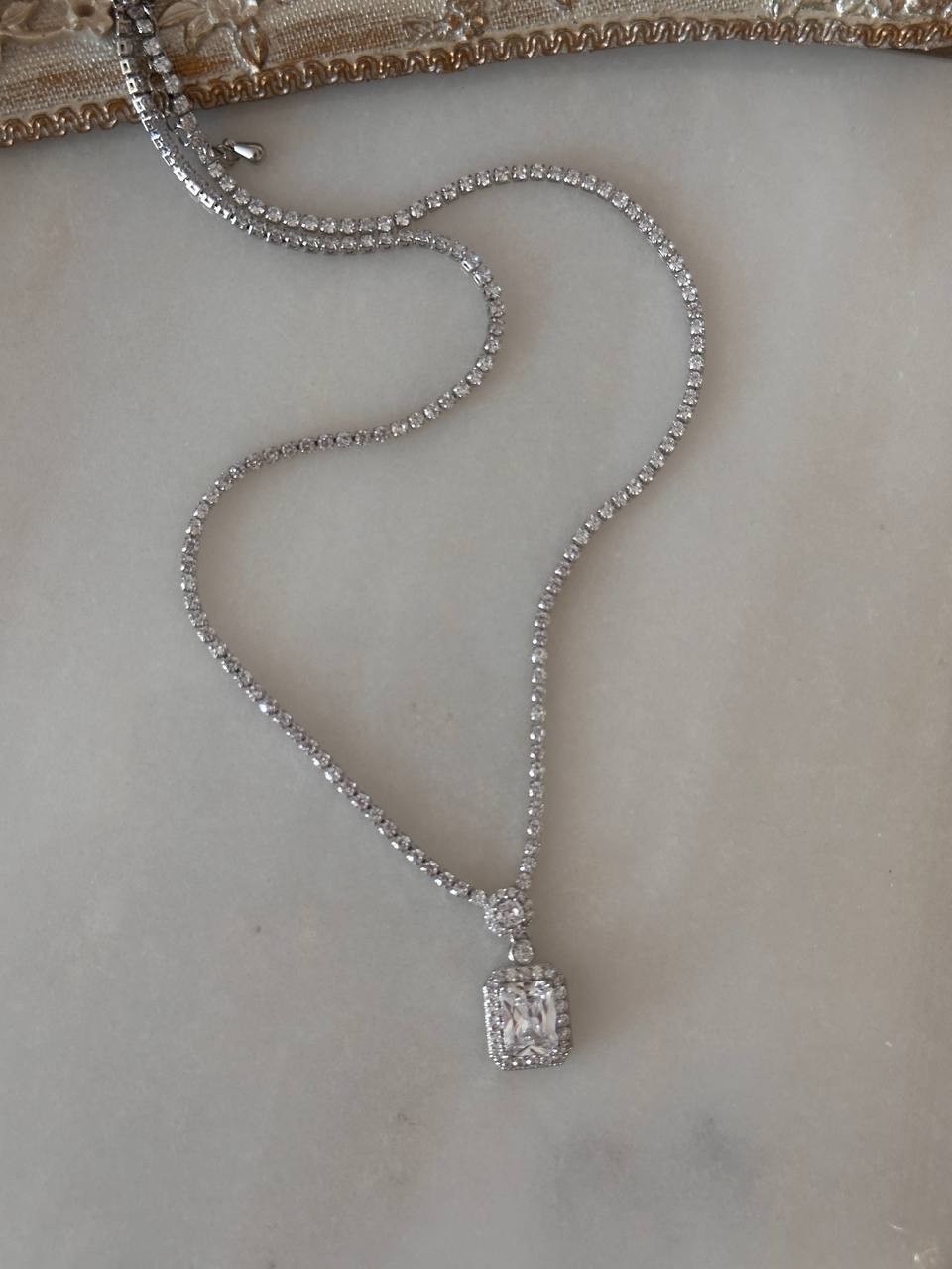 Gümüş Renk Paslanmaz Çelik Zirkon Taşlı Baget Taş Sallantılı Su Yolu Kolye Uzunluk 40 cm. 45 cm. Taş 2 mm.