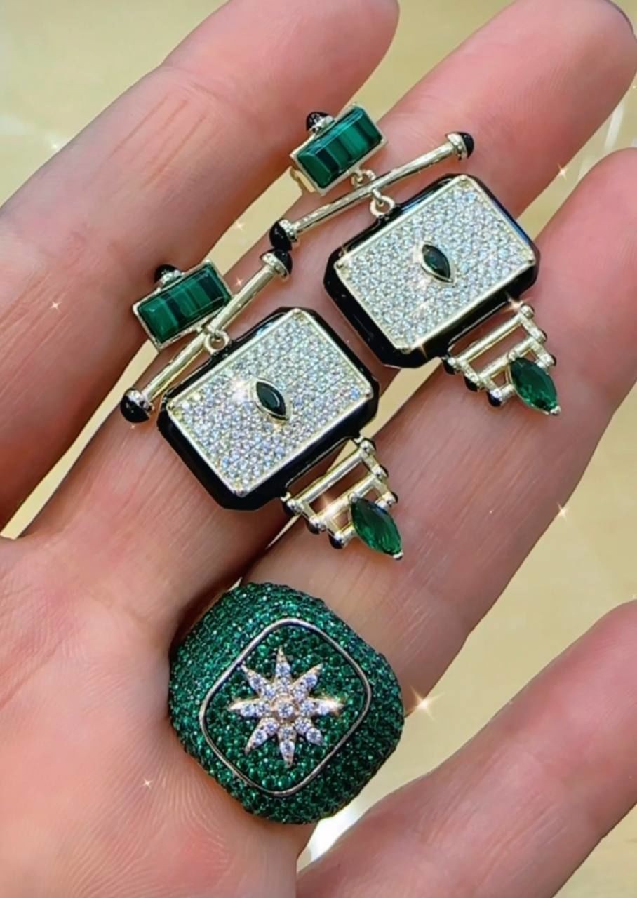 Gold Renk Zirkon Taşlı 925 Ayar Orijinal Gümüş Küpe Genişlik 1,5 cm. Uzunluk 3 cm.