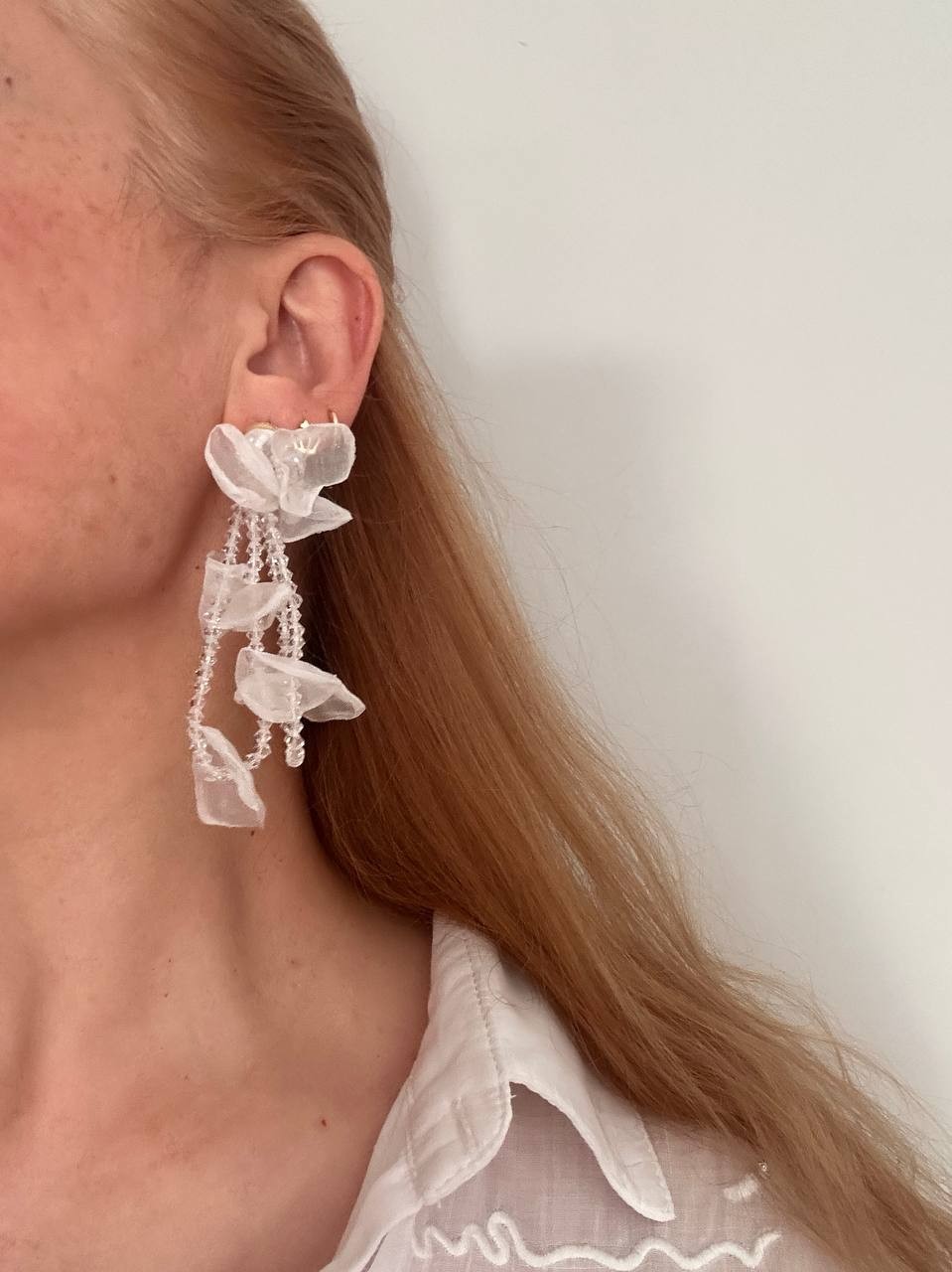 Beyaz Kristal Taşlı Beyaz Tül Çiçek Figürlü Sallantılı Küpe Uzunluk 8 cm.
