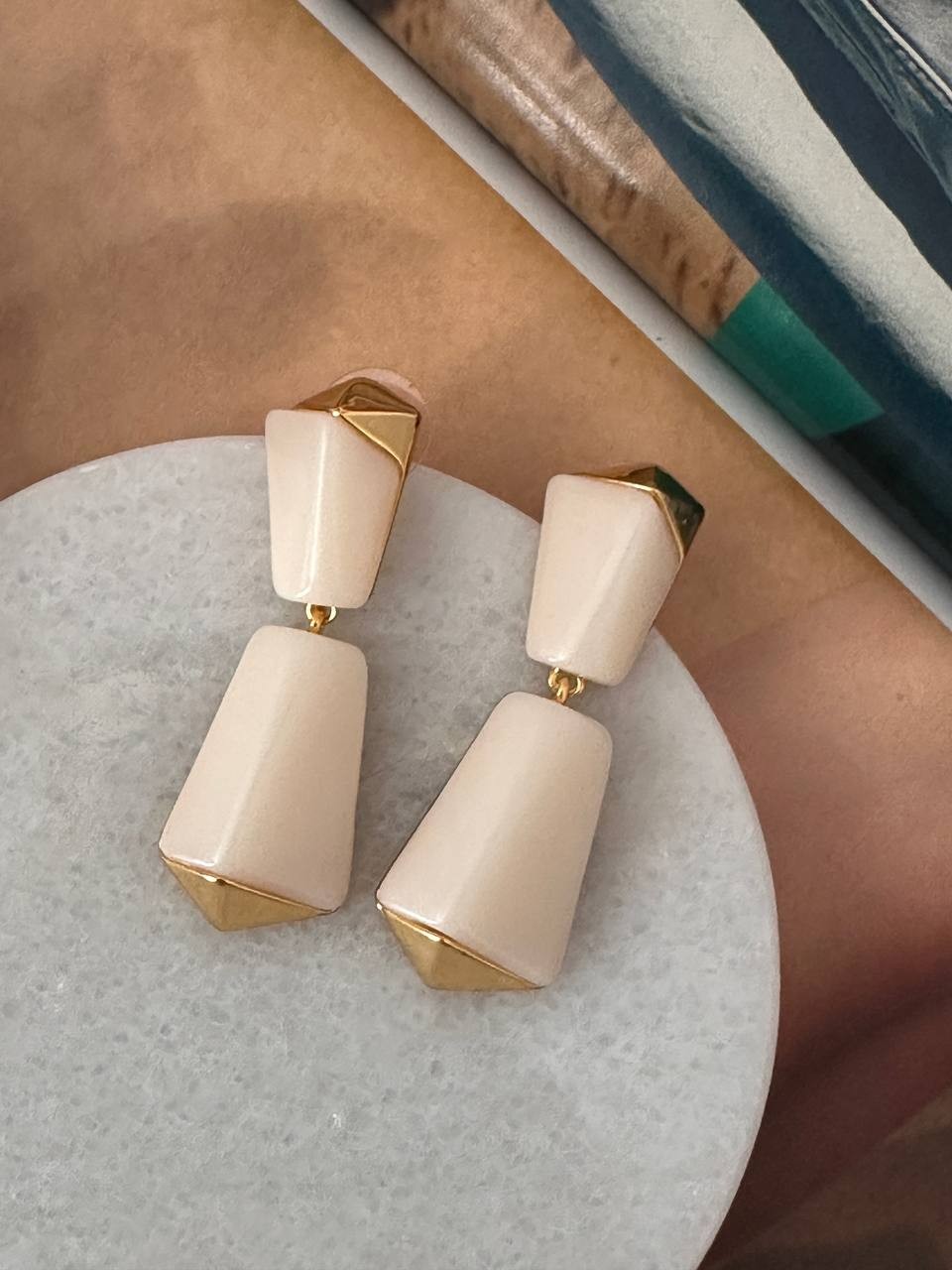 Gold Renk 925 K Gümüş Kaplama Krem Rengi Taşlı Sallantılı Küpe Uzunluk 4,5 cm.