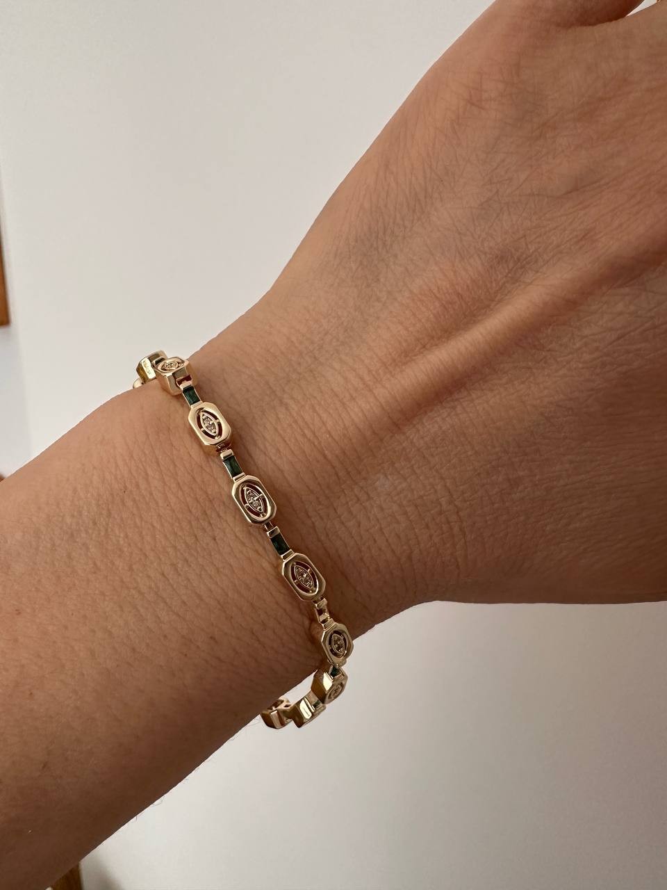 Gold Renk Zirkon Yeşil ve Beyaz Taşlı Vip Seri Rodyum Kaplama Bileklik Uzunluk 16,5 cm. Ek Klipsle 18 cm.
