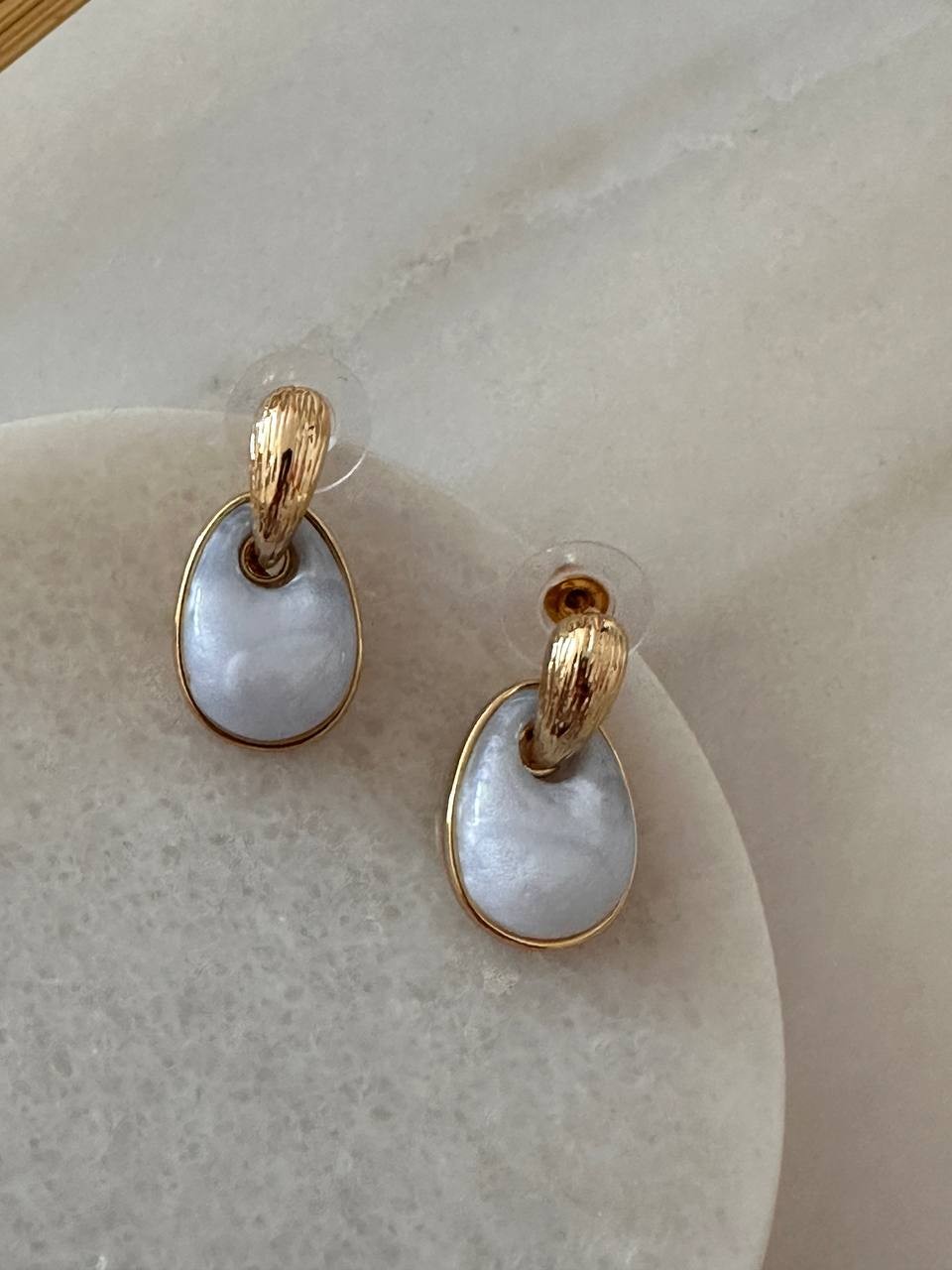 Vip Seri Gold Renk 925 K Gümüş Kaplama Açık Gri Taşlı Sallantılı Küpe Uzunluk 2,5 cm.