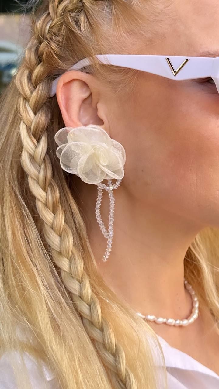 Gümüş Renk Krem Rendi Tül Çiçek Figürlü Kristal Taş Sallantılı Küpe Genişlik 4 cm. Uzunluk 12 cm.
