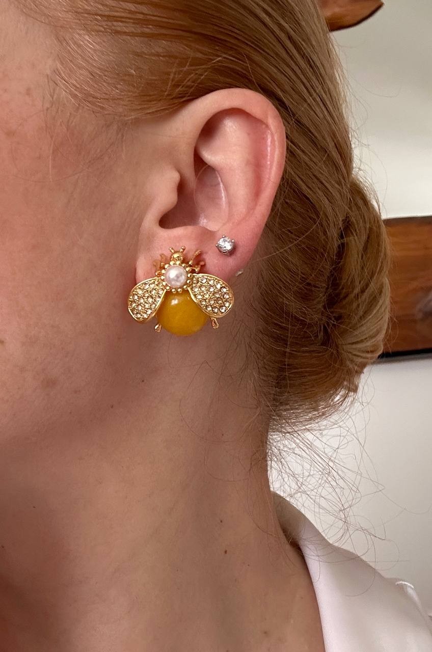 Vip Seri Gold Renk Rodyum Kaplama Zirkon Taş ve İnci Detaylı Arı Figürlü Küpe En Boy 2,5 cm.