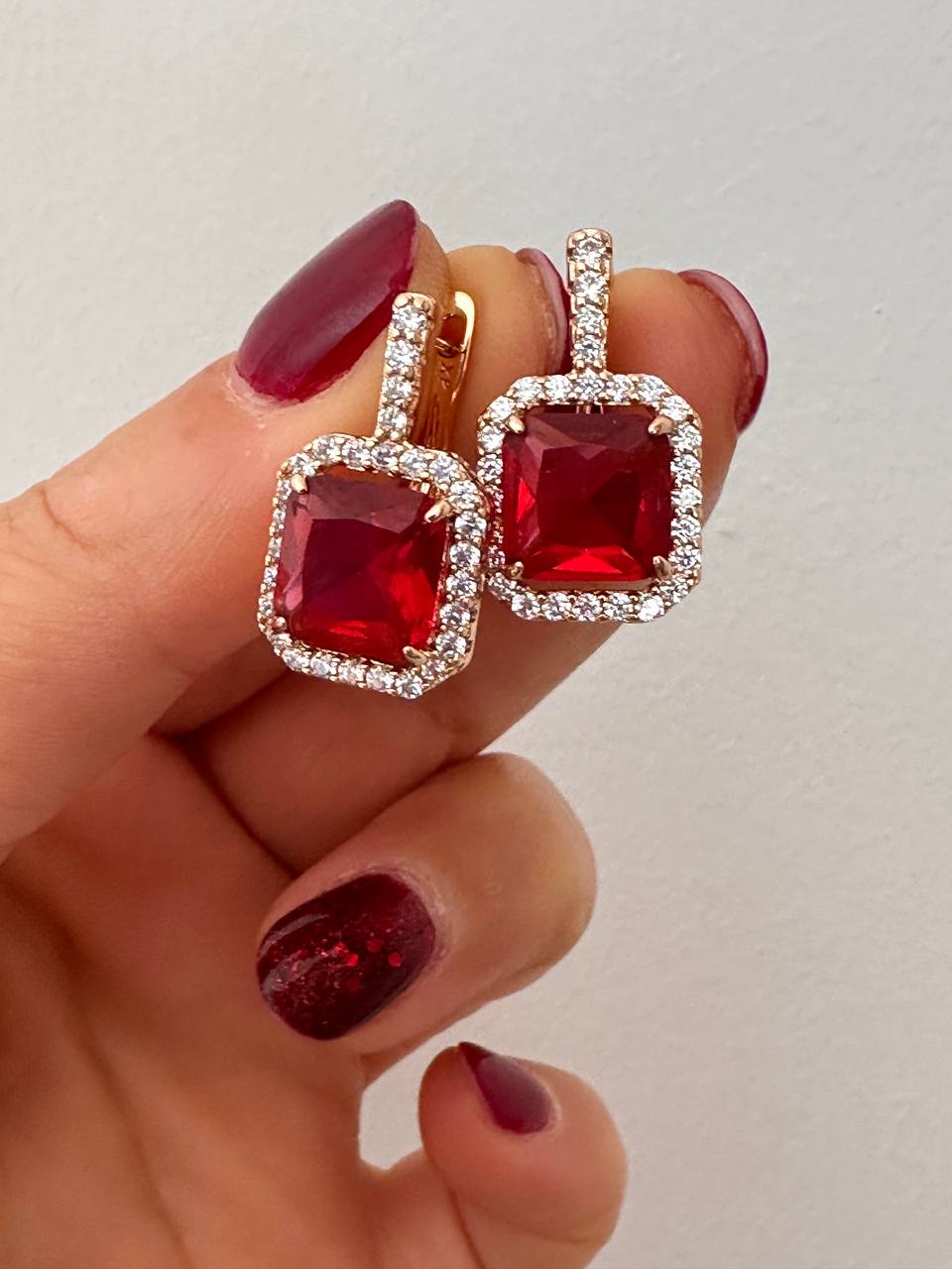 Vip Çelik Gold Renk Zirkon Beyaz ve Kırmızı Baget Taşlı Antialerjik Oval Halka Küpe Genişlik 1,3cm. Uzunluk 2,5 cm.