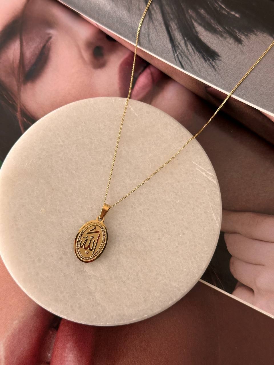 Vip Çelik 14 Ayar Altın Rengi ALLAH Yazılı Oval Plaka Kolye Uzunluk 45 cm. Uç 1 cm. x 1.5 cm.