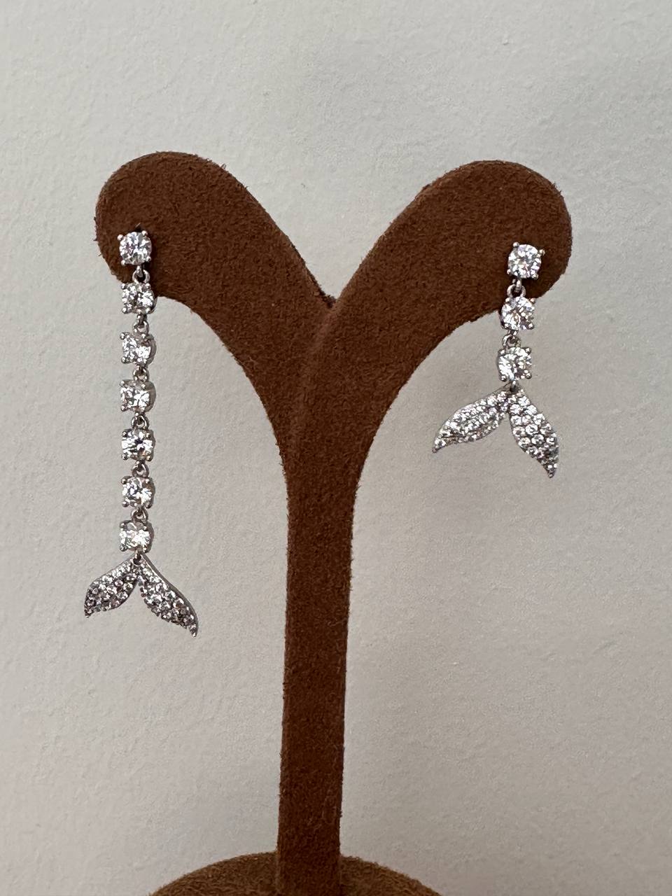 Vip Çelik Gümüş Renk Zirkon Taşlı Balık Kuyruğu Figürlü Antialerjik Sallantılı Küpe Uzunluk 5 cm. 2,5 cm.