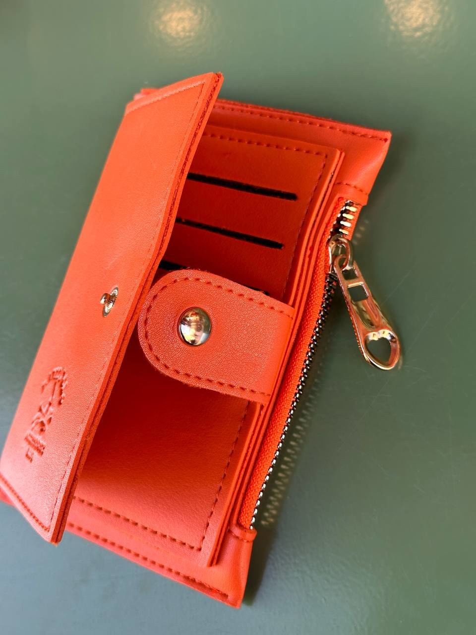 Suni Deri Turuncu Renk Kartlık ve Fermuarlı Küçük Cüzdan Uzunluk 15 cm. Genişlik 9 cm.