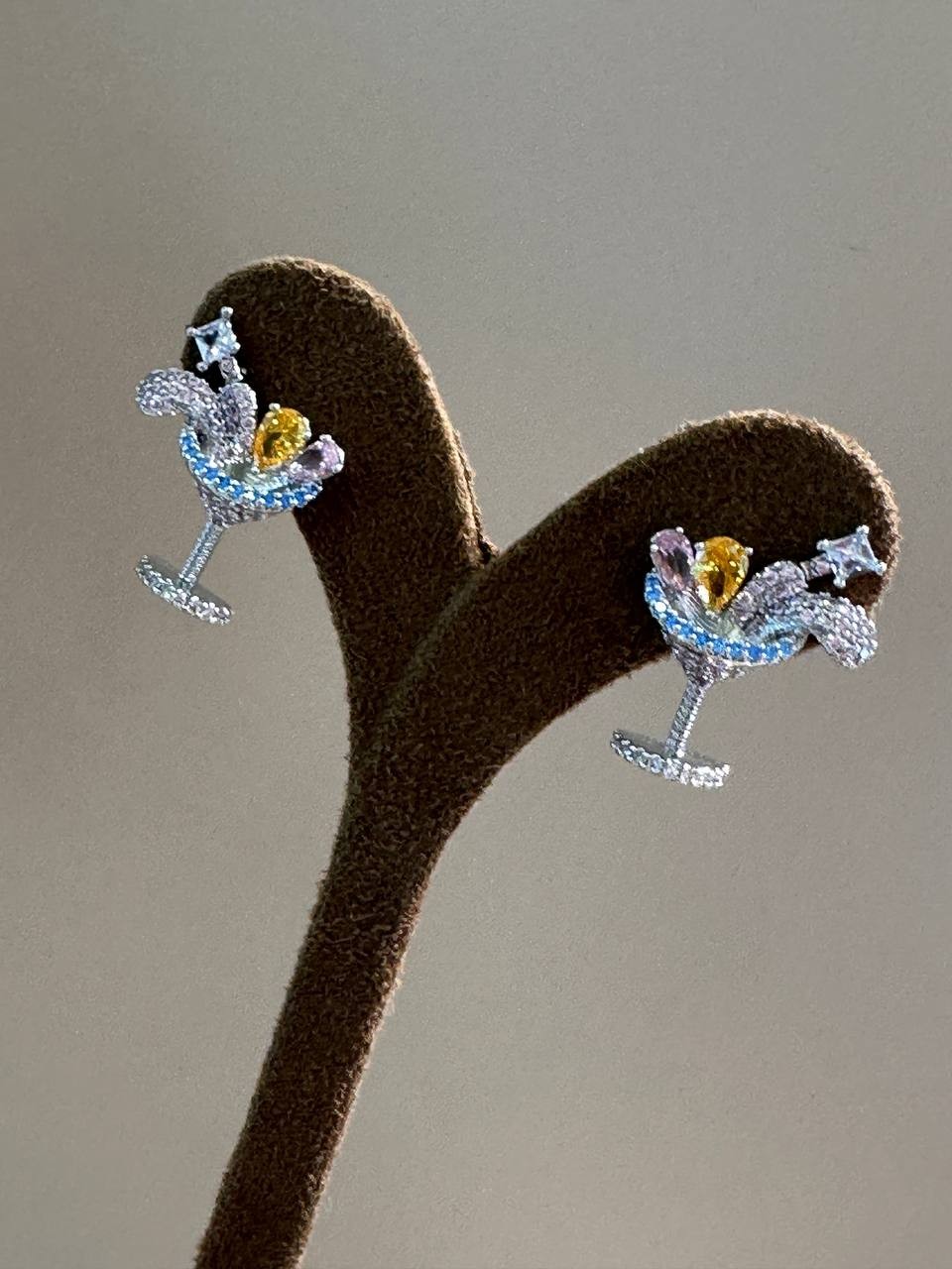 Vip Seri Gümüş Renk Zirkon Renkli Taşlı Rodyum Kaplama Kokteyl Tasarım Küpe Genişlik 1,7 cm. Uzunluk 2,3 cm.