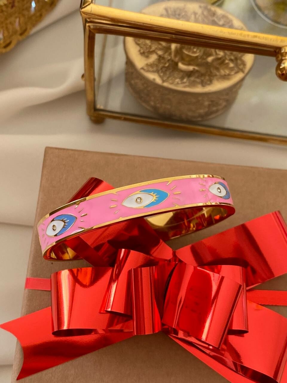 Vip Çelik Gold Renk Pembe Mineli Göz Figürlü Kelepçe Bileklik Genişlik 6 cm. Kalınlık 1 cm.
