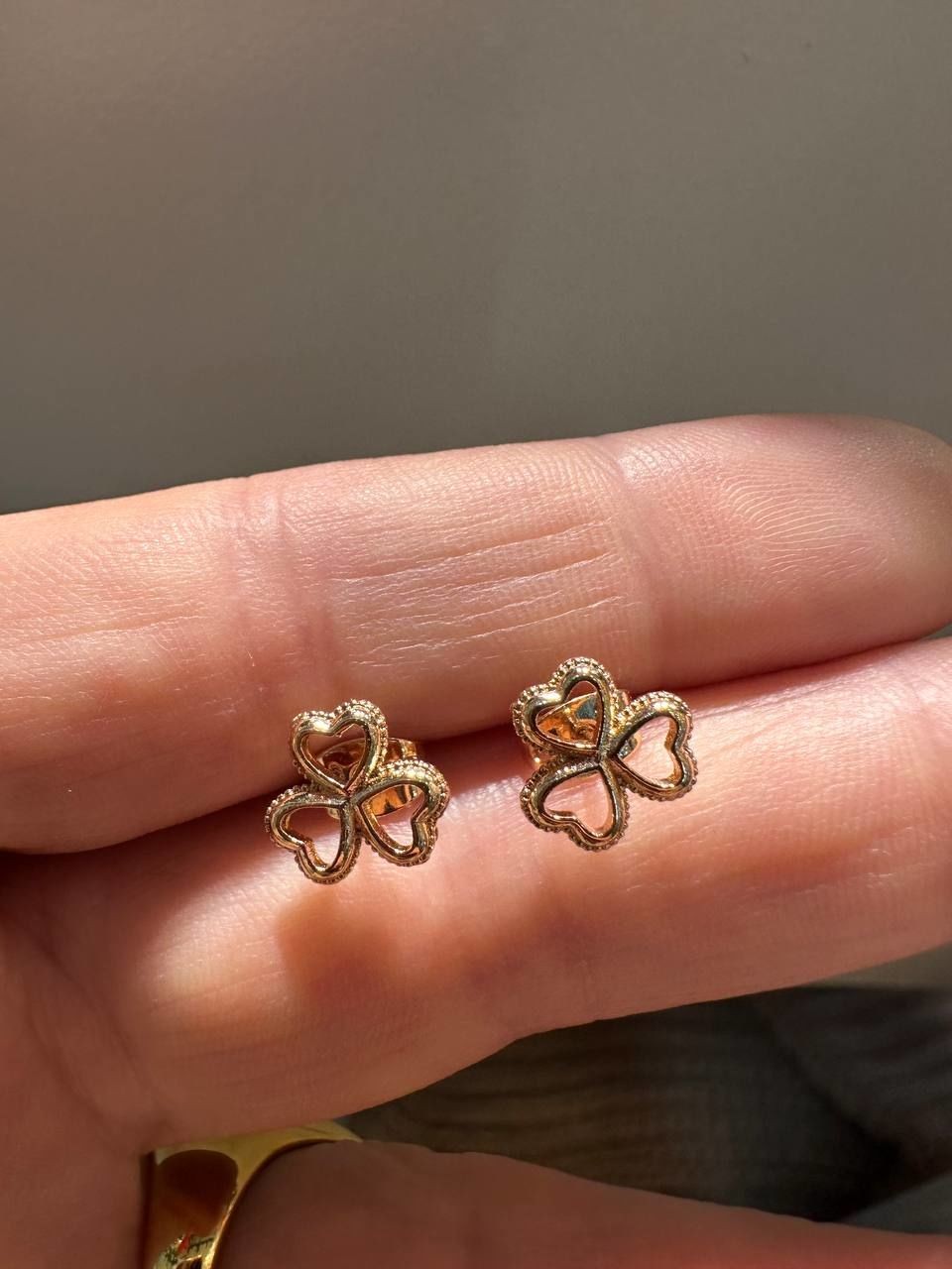 Vip Çelik Gold Renk Lazer Kesim 3 Kalp Figürlü Minimal Küpe Genişlik 1 cm.