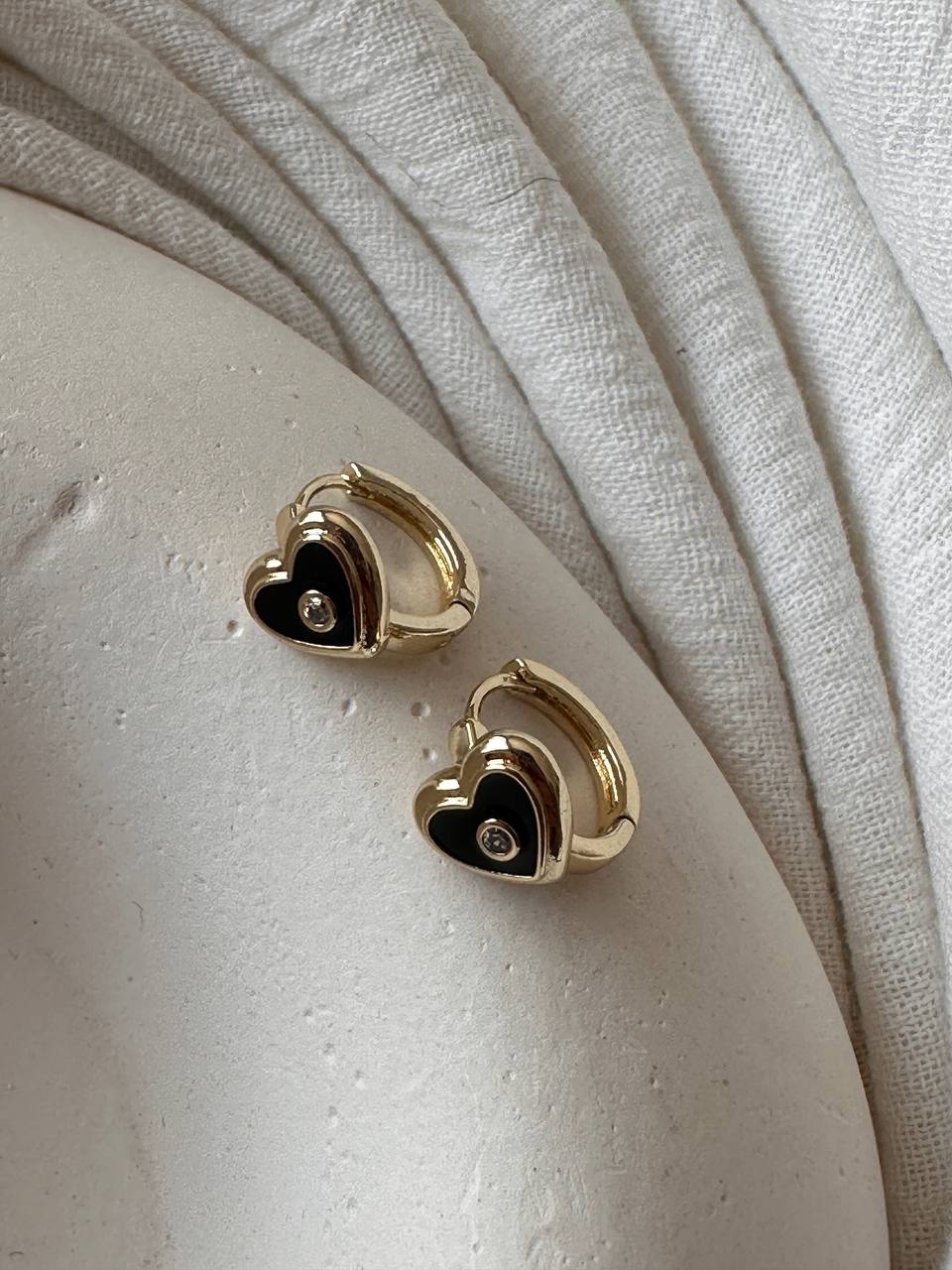 Vip Çelik Gold Renk Zirkon Tek Taşlı Siyah Mineli Kalp Figürlü Antialerjik Halka Küpe Genişlik 1,3 cm.