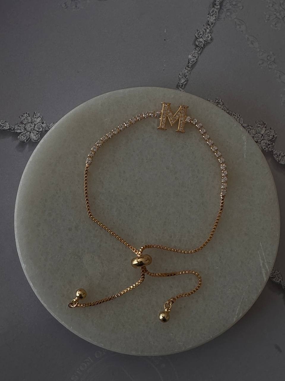Gold Renk Zirkon Taşlı Rodyum Kaplama ( M ) Harfli Su Yolu Asansör Bileklik