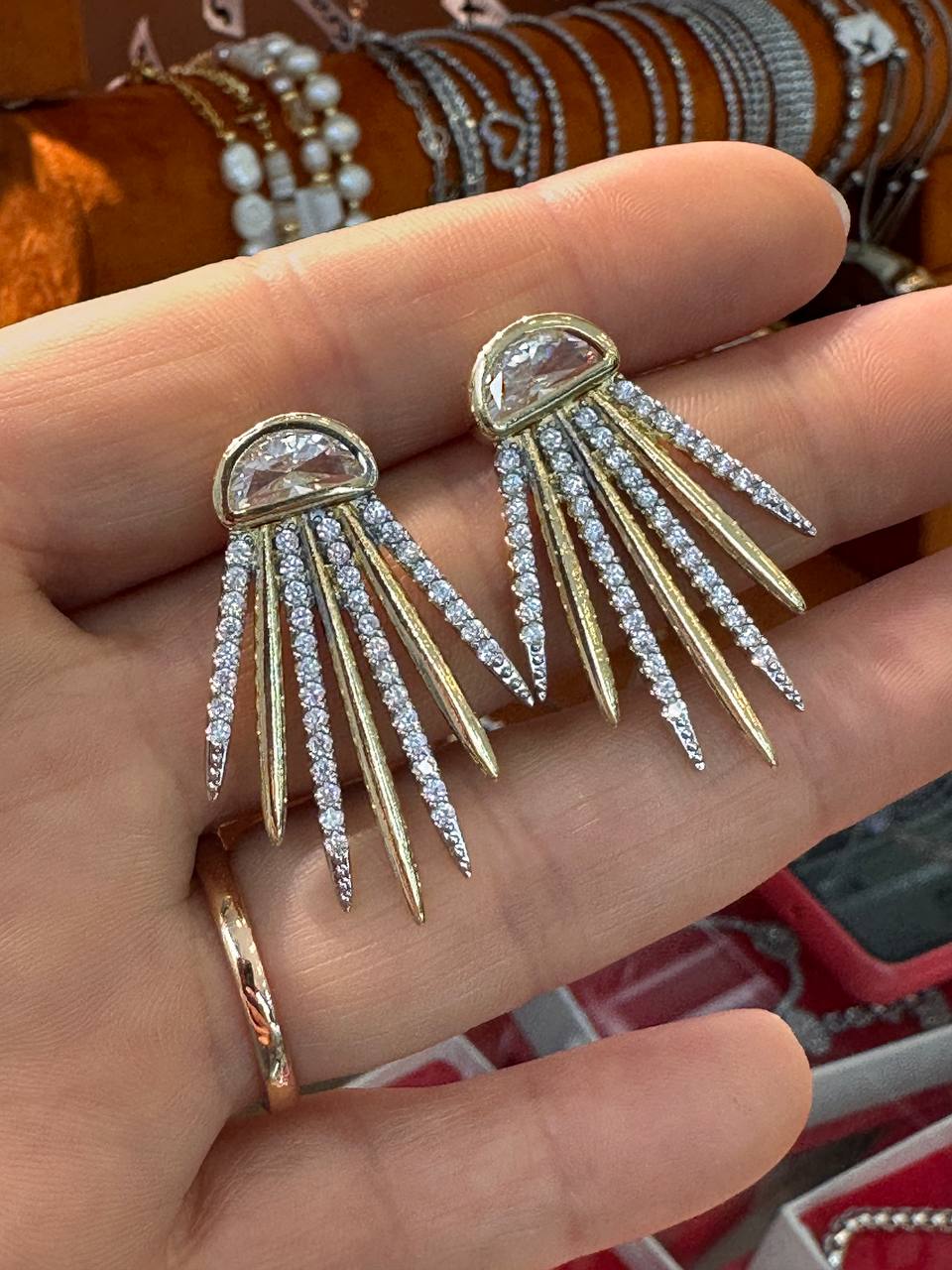 Vip Çelik Gold Renk Zirkon Taşlı Antialerjik Özel Tasarım Küpe Genişlik 2,5 cm. Uzunluk 3,5 cm.