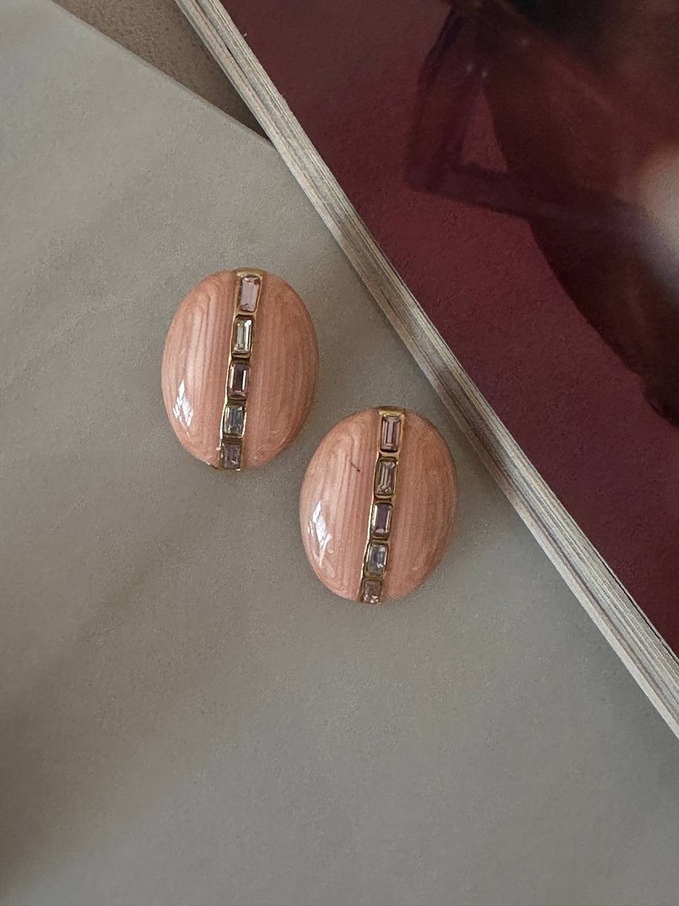 Vip Çelik Gold Renk Zirkon Renkli Taşlı Pudra Taş Detaylı Oval Küpe Genişlik 2,5 cm. Uzunluk 3 cm.
