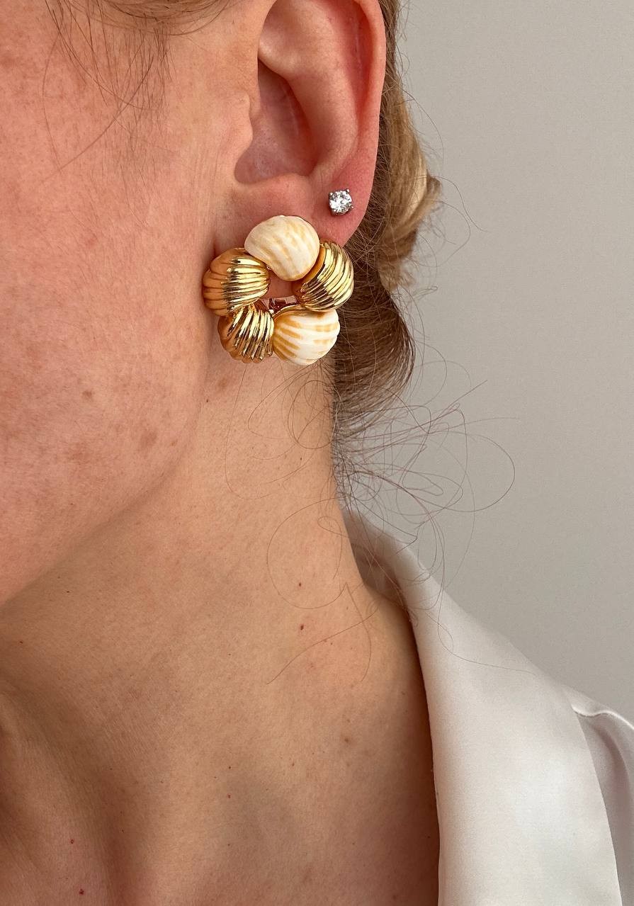 Vip Seri Gold Renk Deniz Kabuğu Detaylı Lazer Kesim Rodyum Kaplama Tasarım Küpe Genişlik 2,5 cm.
