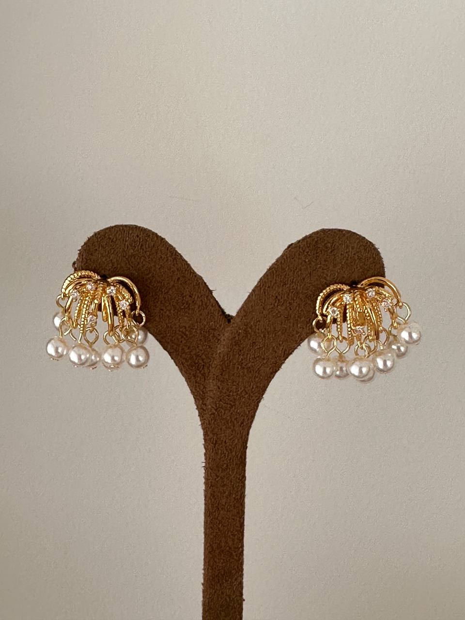 Vip Çelik Gold Renk Zirkon Taşlı Cam İnci Sallantılı Küpe Genişlik 2 cm. Uzunluk 2,5 cm.