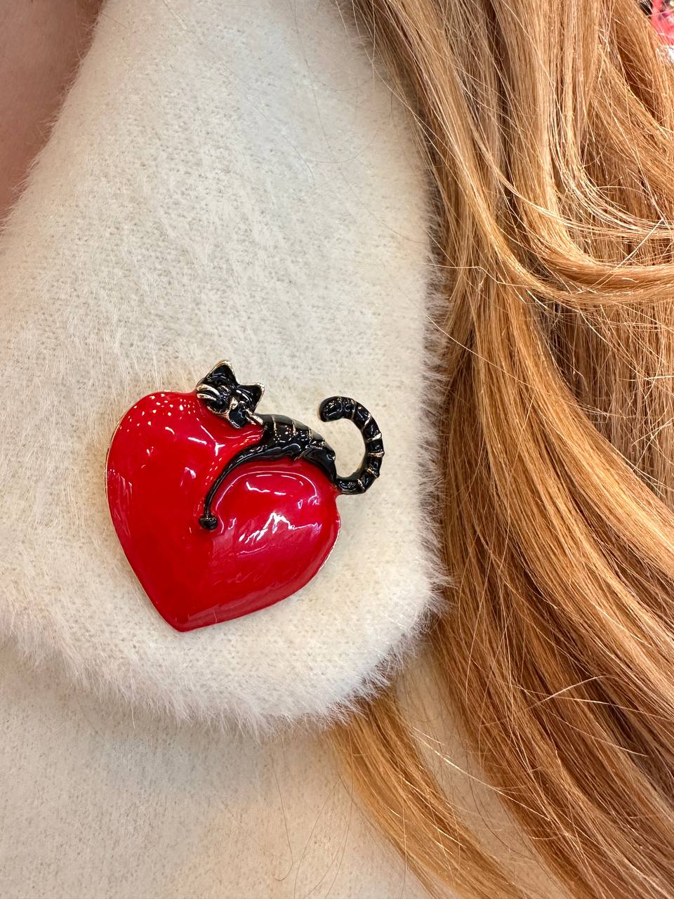 Metal Gold Renk Kırmızı Kalp Üstünde Siyah Kedi Figürlü Broş / Yaka İğnesi En Boy 4 cm.