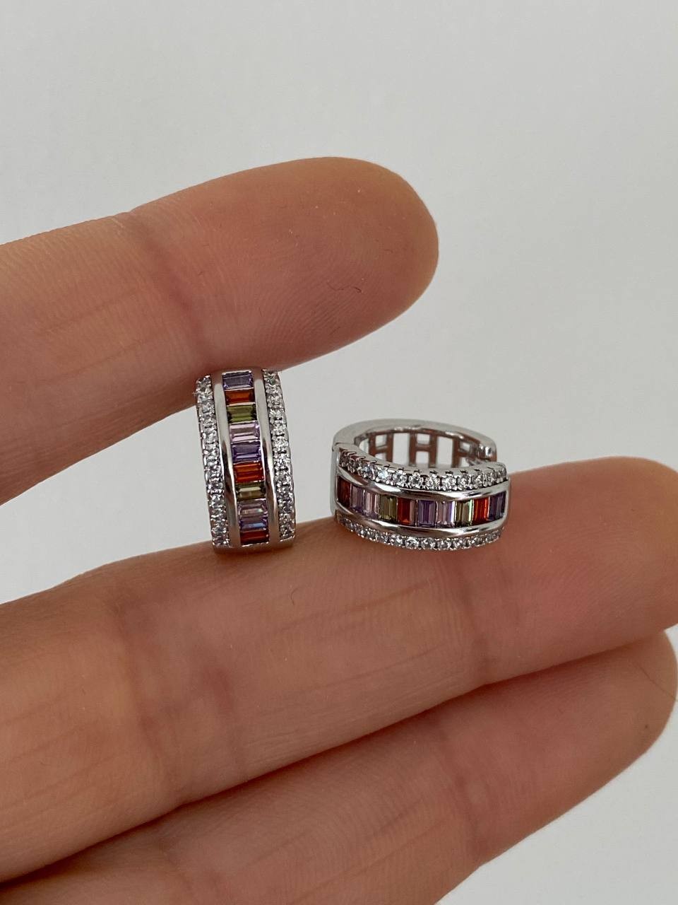 Vip Çelik Gümüş Renk Zirkon Renkli Baget Taşlı Antialerjik Halka Küpe Genişlik 1 cm.