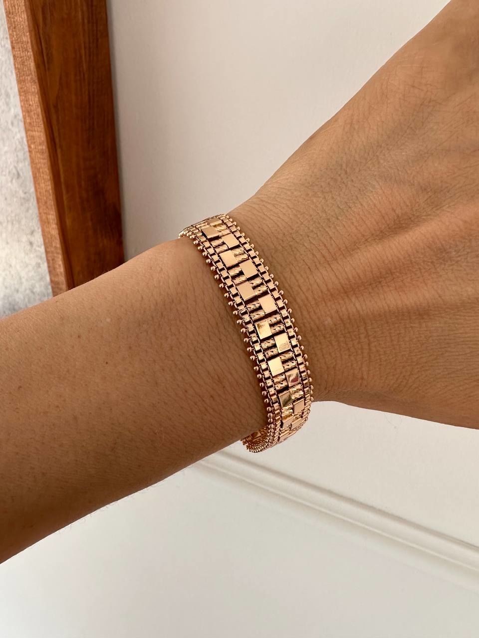 Vip Çelik Gold Renk Lazer Kesim Antialerjik Bileklik Uzunluk 17,5 cm. Genişlik 1,3 cm.