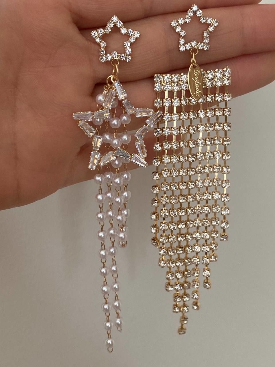 Gold Renk Rodyum Kaplama Yıldız Figürlü Zirkon Taş ve İnci Detaylı Sallantılı Küpe Uzunluk 12 cm.