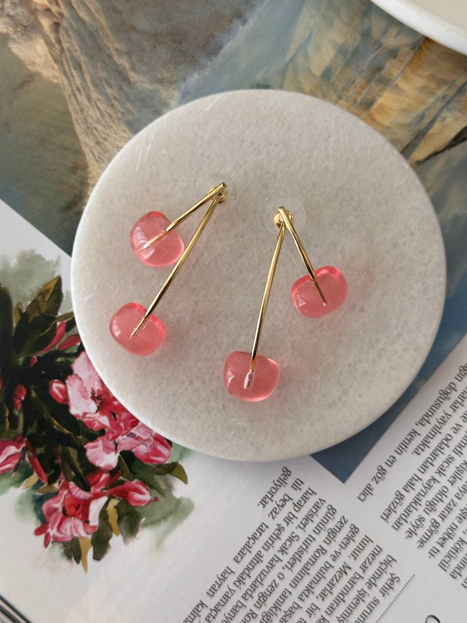 Gold Renk Rodyum Kaplama Pembe Kiraz Figürlü 2'li Küpe Uzunluk 5 cm.
