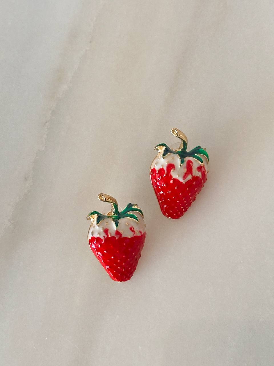 Gold Renk Rodyum Kaplama Renkli Mineli Çilek Figürlü Küpe Genişlik 2 cm. Uzunluk 3 cm.
