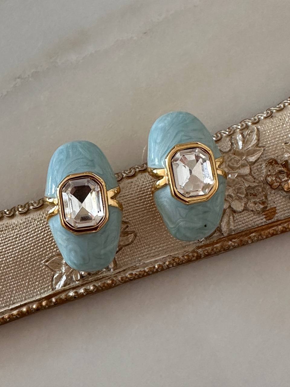Vip Seri Gold Renk Zirkon Taşlı Turkuaz Mineli Rodyum Kaplama Oval Küpe Genişlik 1,5 cm. Uzunluk 3 cm.