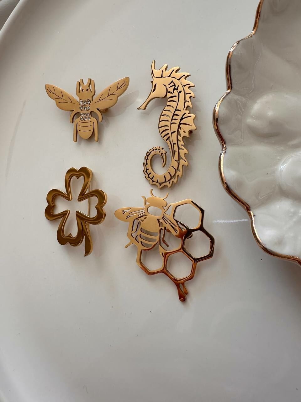 Gold Renk Paslanmaz Çelik Deniz Atı Tasarım Broş Genişlik 3 cm. Boy 6 cm.
