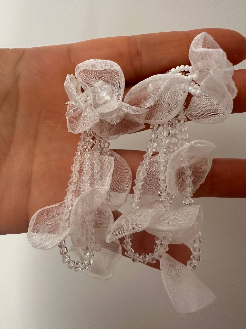 Beyaz Kristal Taşlı Beyaz Tül Çiçek Figürlü Sallantılı Küpe Uzunluk 8 cm.
