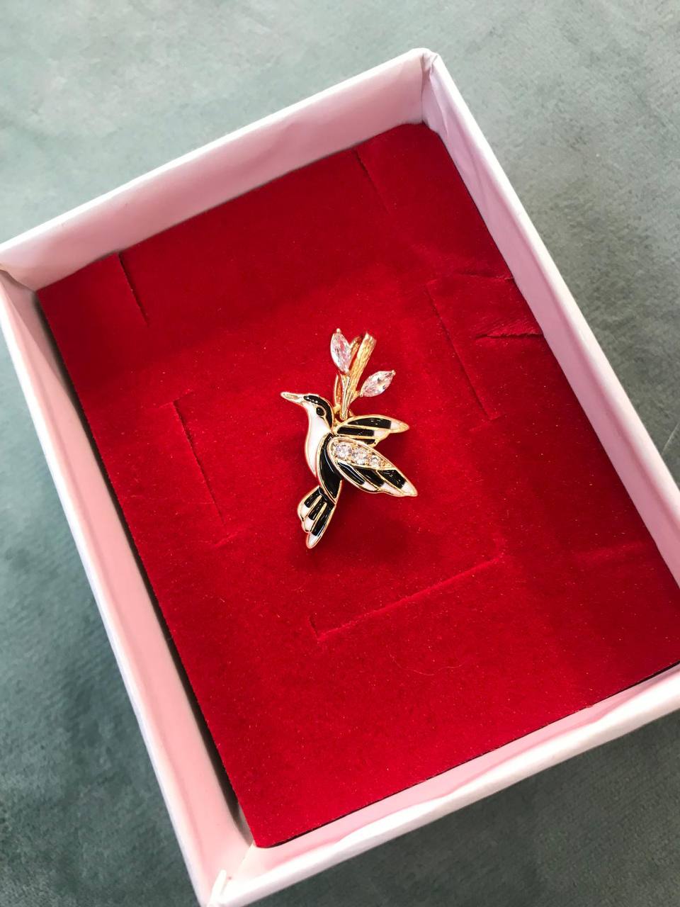 Vip Çelik Gold Renk Zirkon Taşlı Antialerjik Sinek Kuşu Kolye Ucu Genişlik 1,5 cm. Uzunluk 2,5 cm.