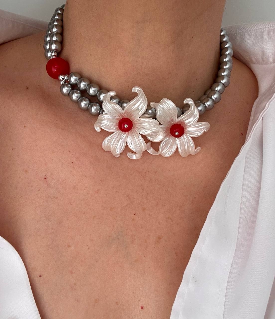 Gümüş Renk Rodyum Kaplama Kırmızı Beyaz Akrilik Çiçek Figürlü Choker Kolye Uzunluk 34 cm. 41 cm.