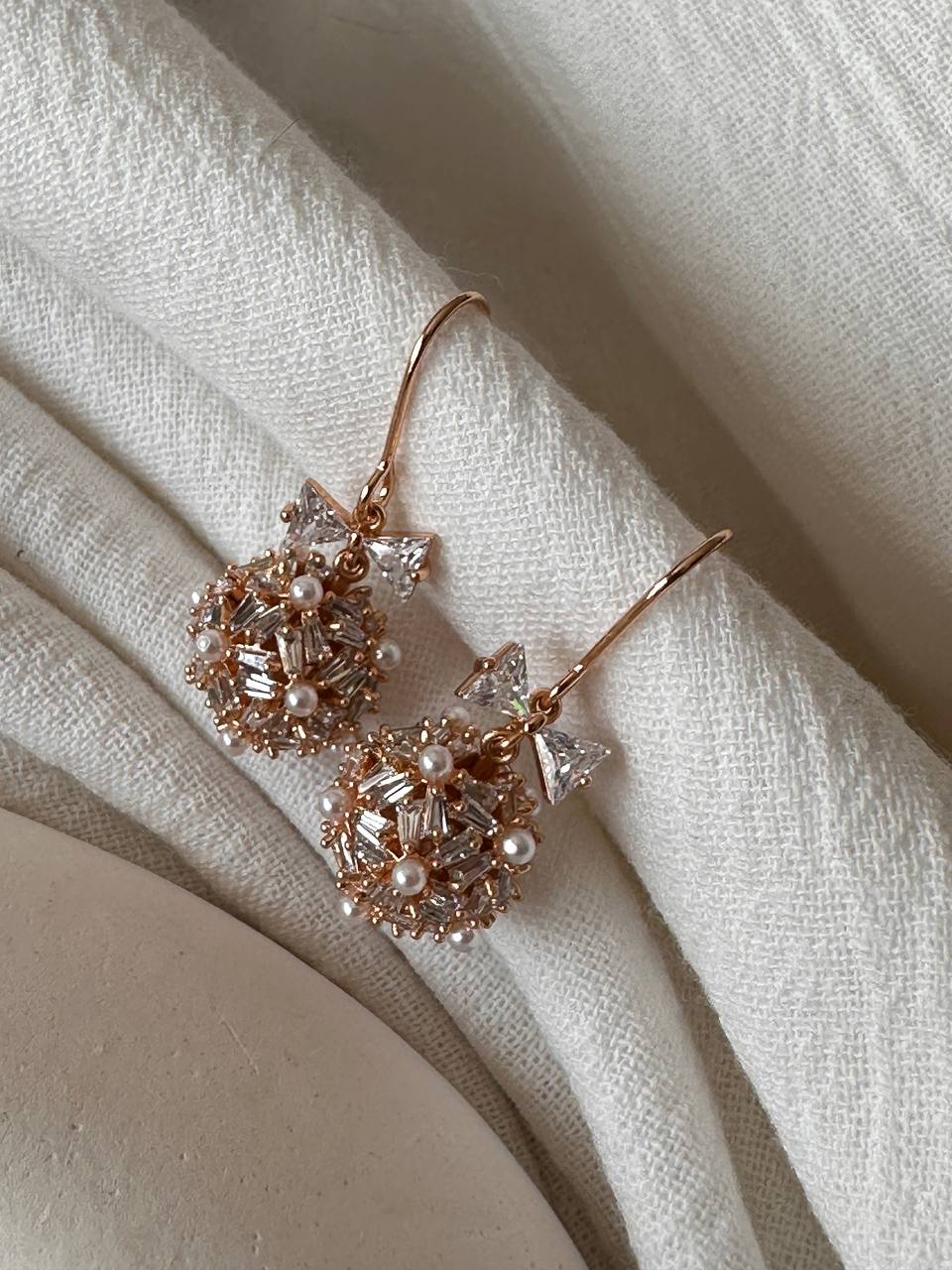 Vip Çelik Gold Renk Zirkon Baget Taşlı İnci Detaylı Özel Tasarım Antialerjik Küpe Uzunluk 3 cm.