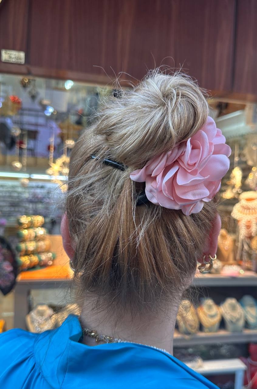 Pembe Gül Figürlü Siyah Taraklı Toka Genişlik 11 cm. Uzunluk 13 cm.