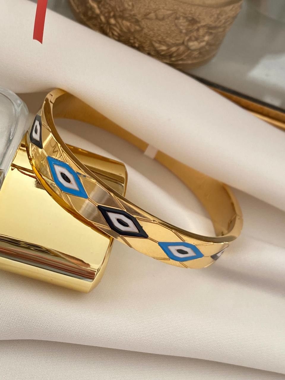Vip Çelik Gold Renk İşlemeli Kelepçe Bileklik Genişlik 6 cm. Kalınlık 1 cm.