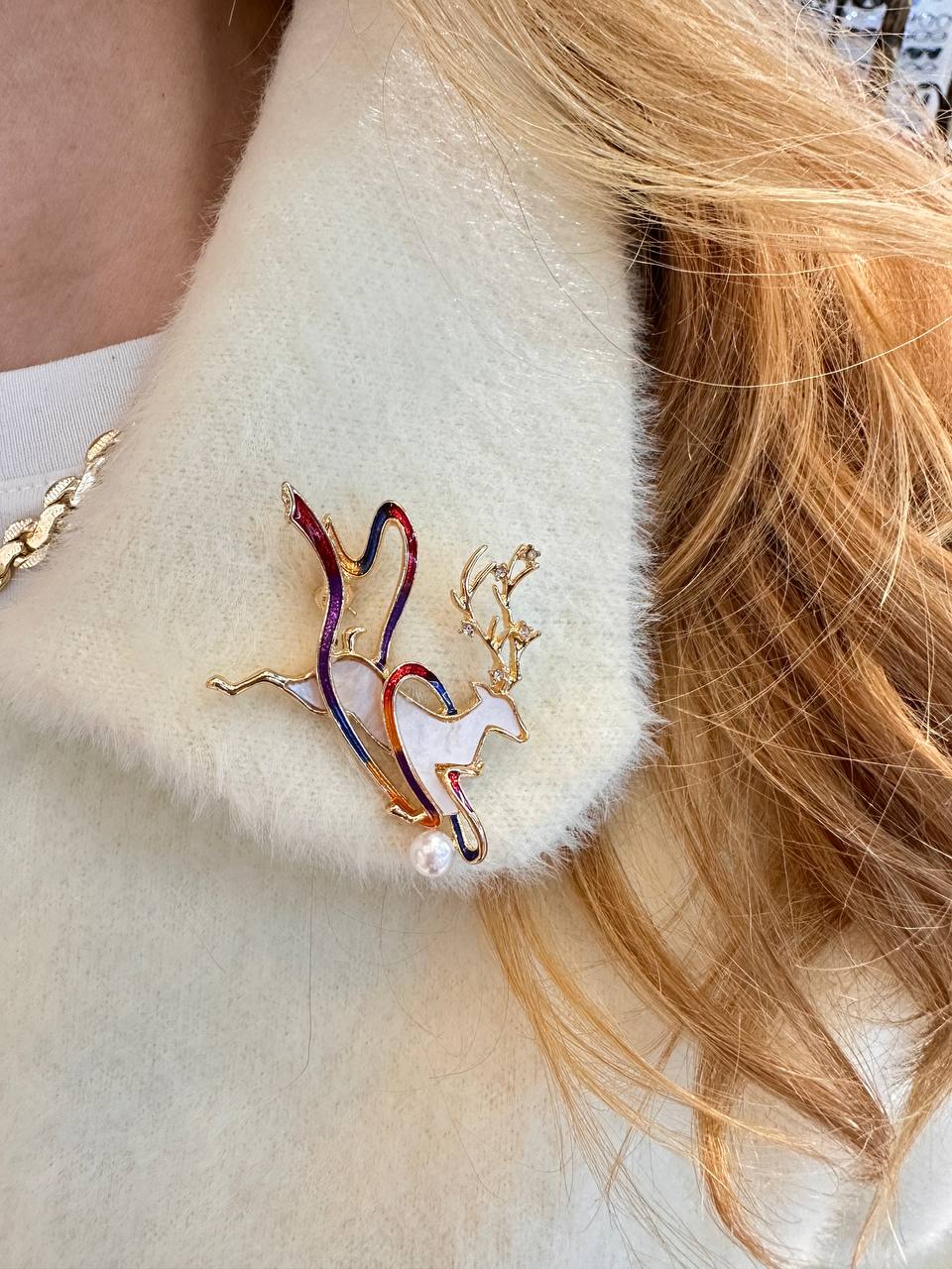 Metal Gold Renk Kristal Taşlı İnci Detaylı Geyik Figürlü Yılbaşı Temalı Tasarım Broş / Yaka İğnesi Genişlik 5 cm. Boy 4 cm.