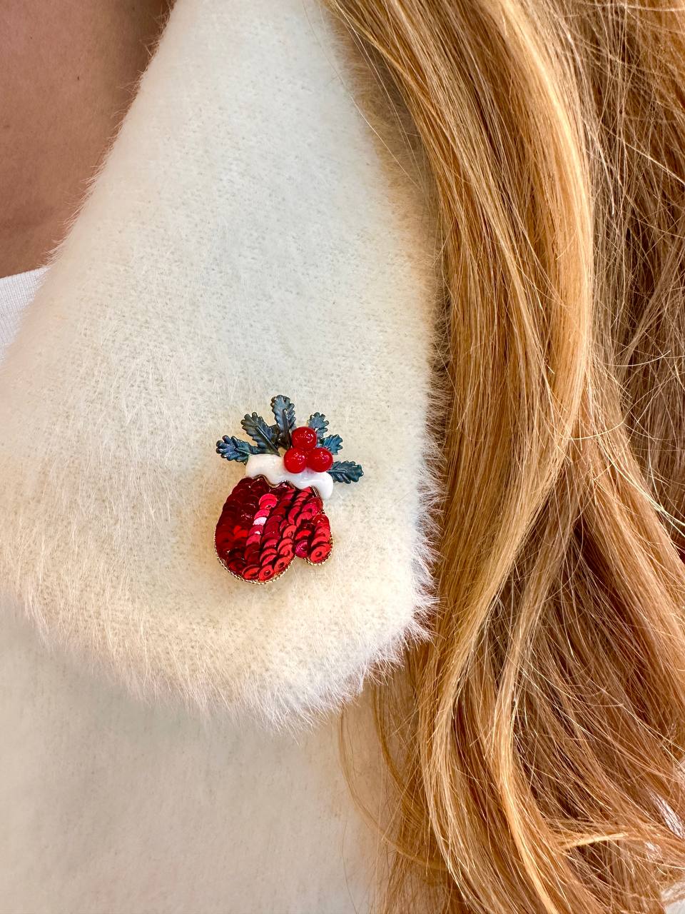 Metal Gold Renk Kırmızı Payetli  Yılbaşı Temalı Broş / Yaka İğnesi Uzunluk 3 cm.