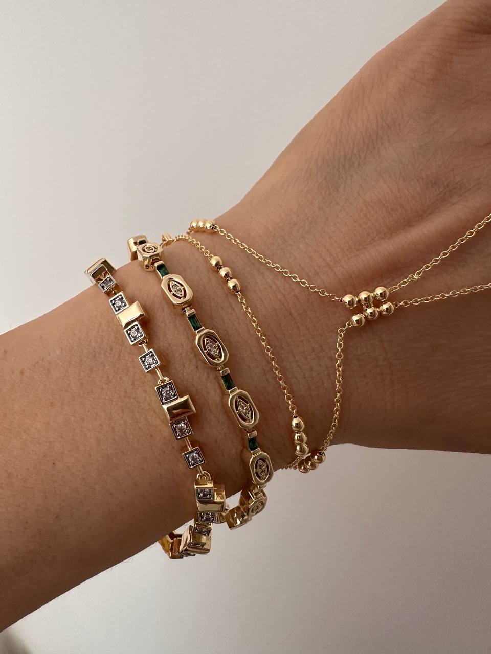 Gold Renk Zirkon Yeşil ve Beyaz Taşlı Vip Seri Rodyum Kaplama Bileklik Uzunluk 16,5 cm. Ek Klipsle 18 cm.