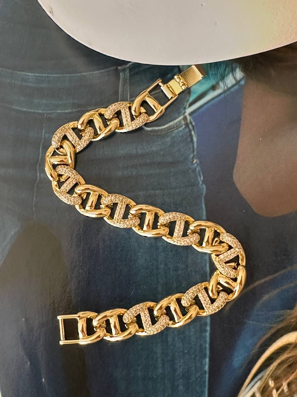 Vip Çelik Gold Renk Zirkon Taşlı Antialerjik Kalın Zincir Bileklik Uzunluk 19,5 cm. Kalınlık 1 cm.